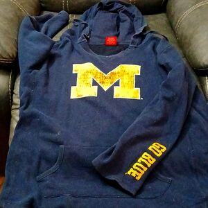 Lightweight pullover U of M hoodie. Super cute V-neck style. XL